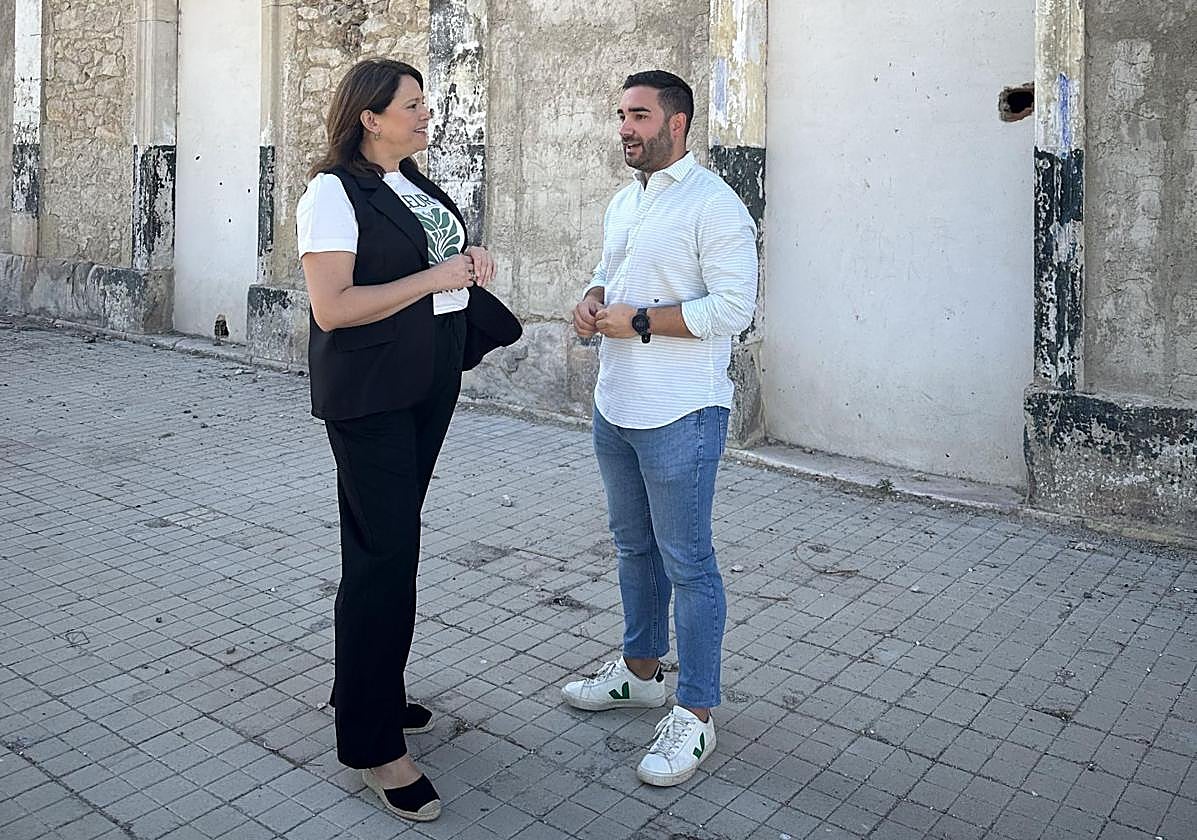 Los concejales, frente al edificio.
