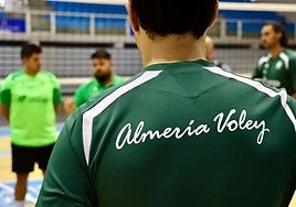 Pablo Ruiz habla con sus jugadores en el inicio de una exigente pretemporada.
