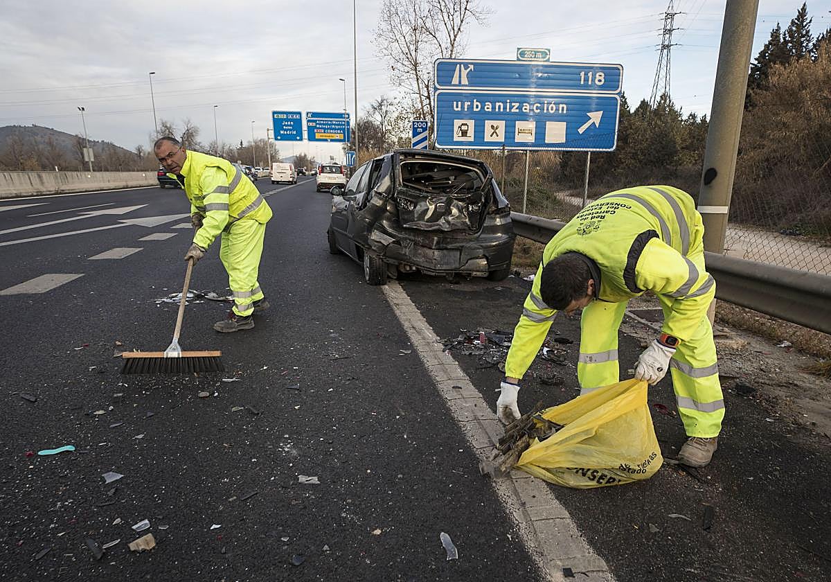 Trabajadores de carreteras limpian el asfalto tras un accidente en la A-44.