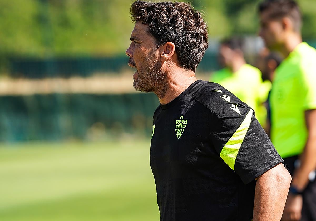 Rubi dando instrucciones durante un partido del Almería