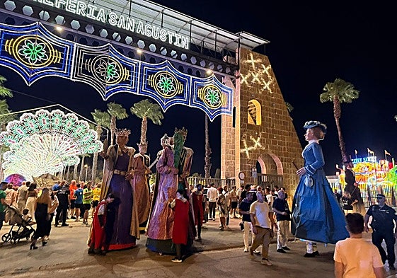 Cabezudos en el pórtico de la feria.