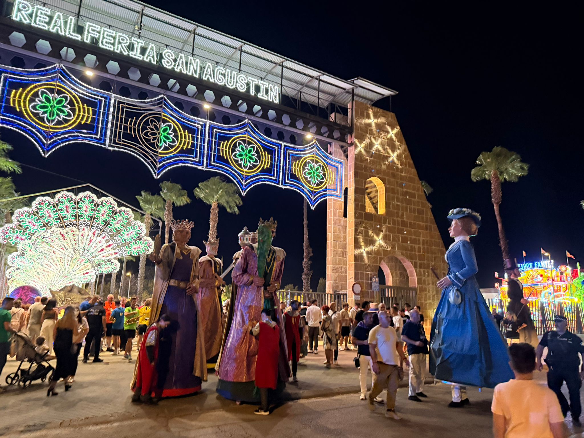Cabezudos en el pórtico de la feria.