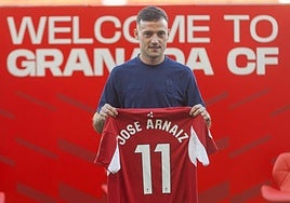 José Arnaiz sostiene su nueva camiseta.