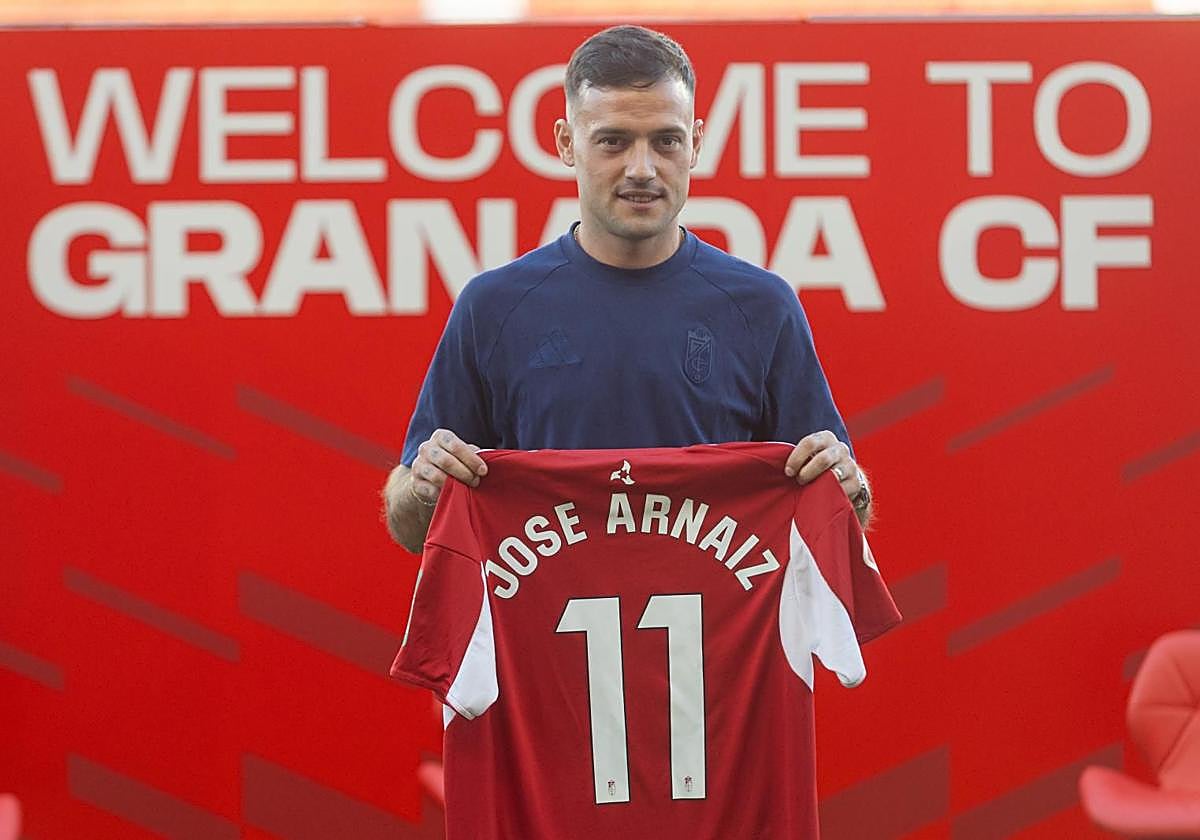 José Arnaiz sostiene su nueva camiseta.