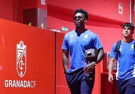 Mohamed Bouldini camina por el interior de Los Cármenes durante su reciente visita.