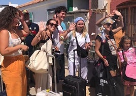 Claveles como protesta por el estado de los servicios ferroviarios en Almería