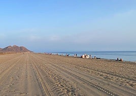 Vista de la playa de Las Salinas de Cabo de Gata este mes de agosto.