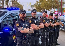 Varios de los policías nacionales que componen el operativo de feria.