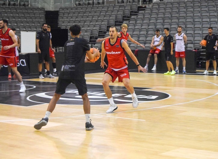 Matt Thomas entrena a medio gas por primera vez