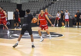 Matt Thomas, en actitud defensiva en su primer entrenamiento con la camiseta del Covirán.