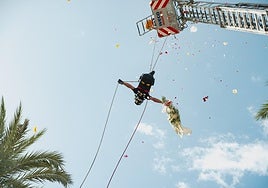 Un bombero en la ofrenda floral del año pasado, de archivo.