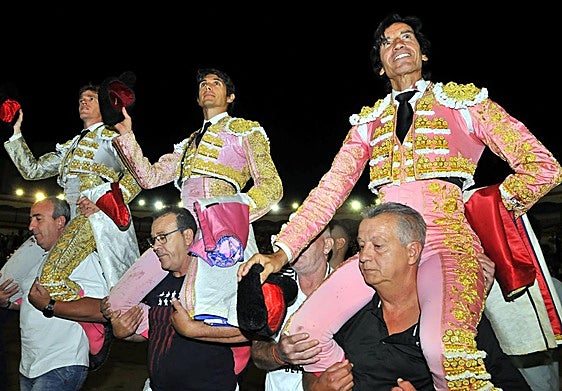 Curro Díaz, Sebastián Castella y Borja Jiménez salen a hombros del coso de Santa Margarita.