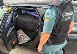La Guardia Civil intercepta a un joven con el coche cargado de marihuana en Otura