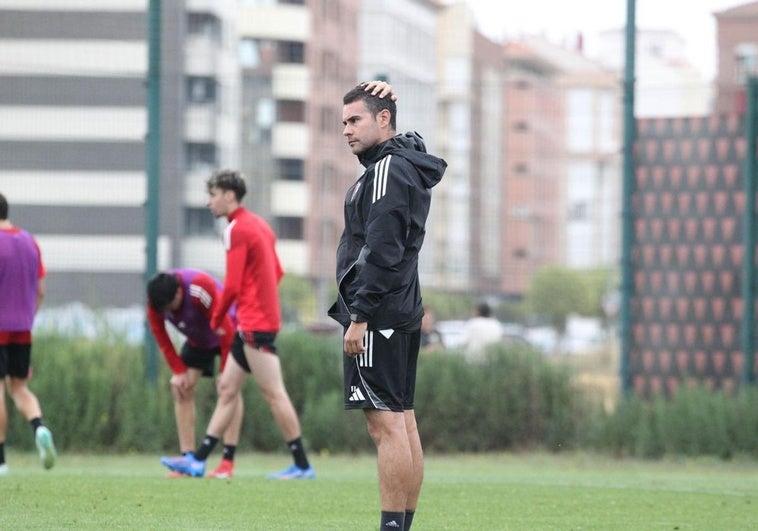 Fran Justo considera al Granada «candidato a pelear por el ascenso»