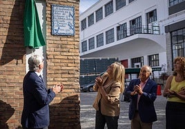 La alcaldesa Marifrán Carazo descubre la placa.