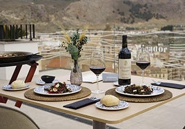 Una de las mesas de la terraza del restaurante.