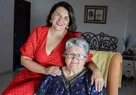 Rosa junto a su hija Alicia