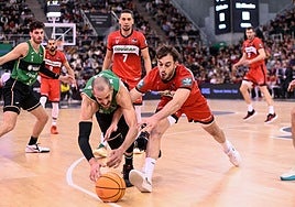 Sergi García, a la derecha, pelea por el balón frente al Joventut, el primer rival del Covirán en la próxima Liga Endesa.