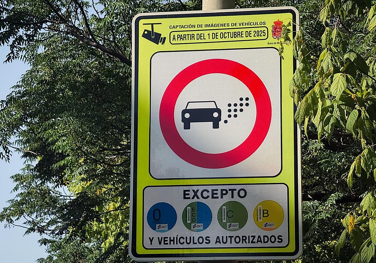 Cartel que informa de las restricciones en la zona de bajas emisiones.