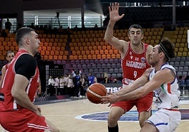 Beqa Burjanadze, a la izquierda, ayuda a Shermadini en defensa ante los italianos.