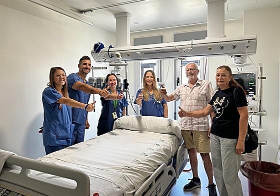 Santiago, su esposa y el equipo médico en la habitación de la UCI donde estuvo ingresado.