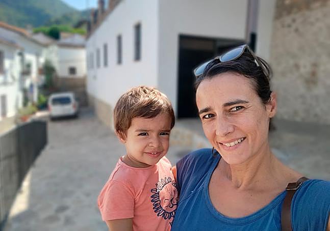 Eva y Diego, madre e hijo, sonríen delante de la cámara del móvil