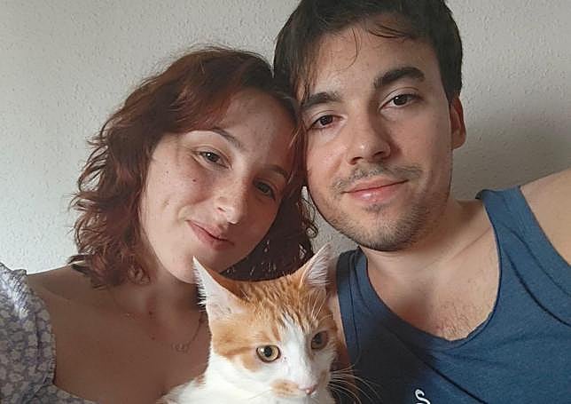 Marta y Jesús con su gato Luca