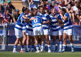 Las jugadoras celebran el triunfo al final. .