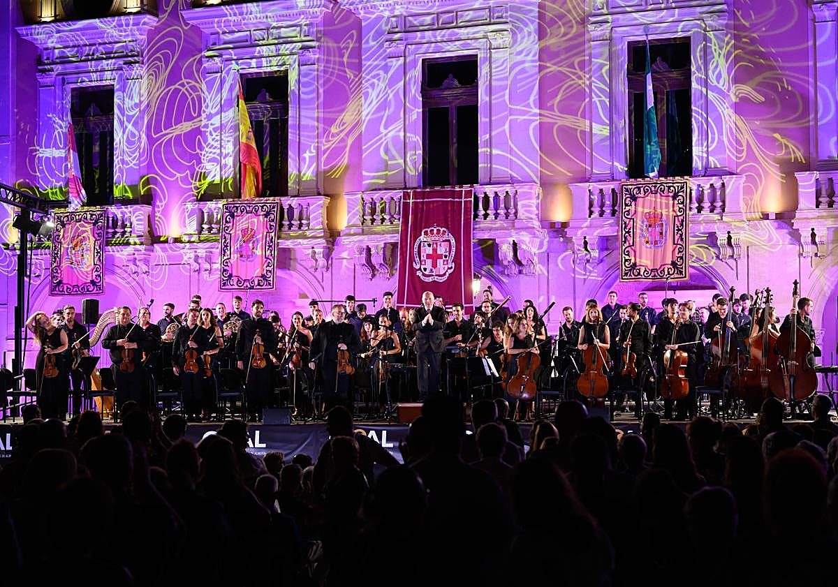 Imagen principal - La Ocal &#039;baila&#039; con Almería por los éxitos conseguidos y los que vendrán en un magnífico concierto