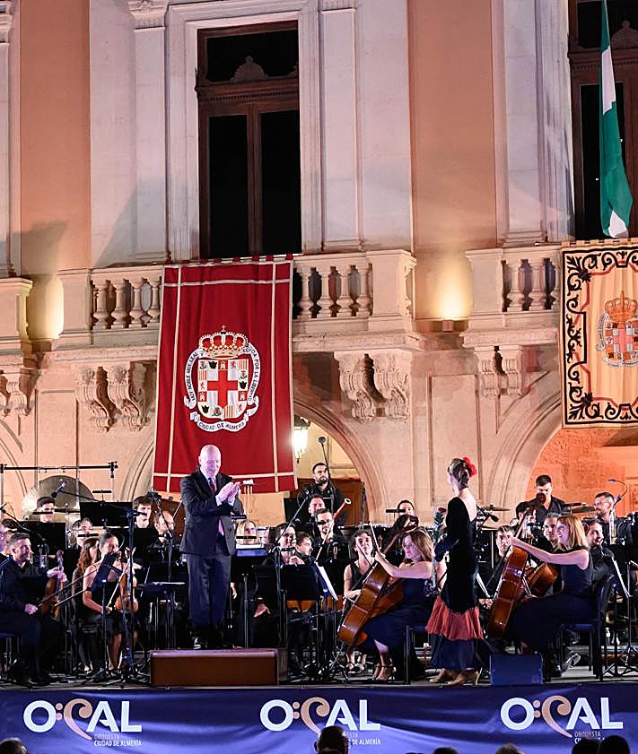 Imagen secundaria 2 - La Ocal &#039;baila&#039; con Almería por los éxitos conseguidos y los que vendrán en un magnífico concierto