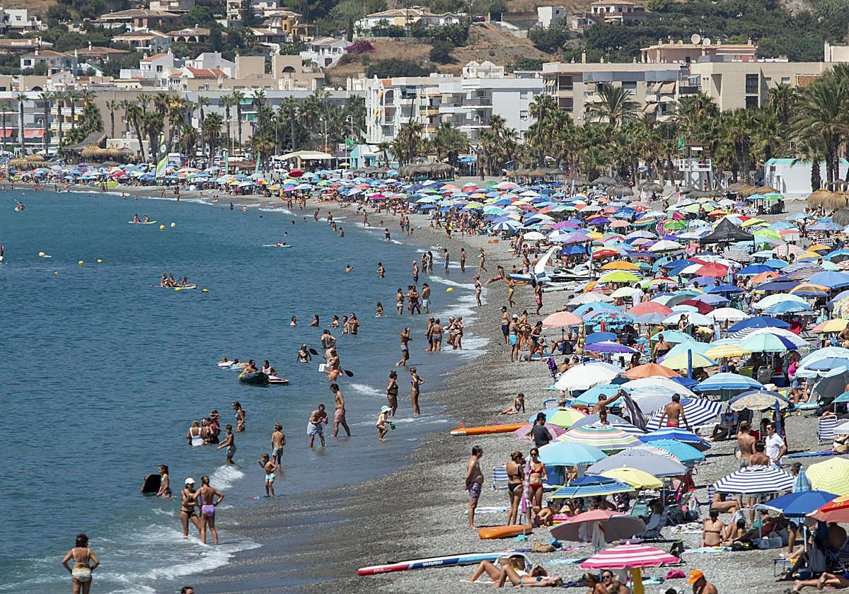 La playa de la La Herradura, repleta de veraneantes.