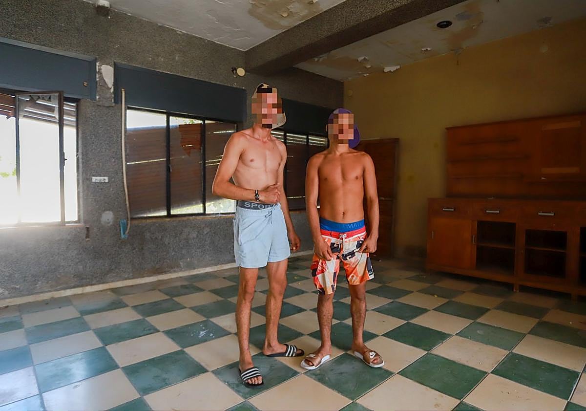 Imagen principal - Hotel okupado por temporeros en Castell de Ferro.