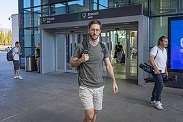 Francisco, uno de los pasajeros afectados, a su llegada a Granada.