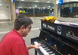 Homenaje a Jaén con Miguel Hernández desde el metro de Ámsterdam