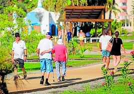 El tramo de senda litoral que atraviesa la playa de Poniente de Motril ha transformado por completo la imagen de la zona.