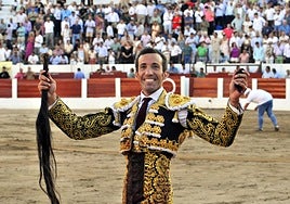 David Miranda da la vuelta al ruedo mostrando sus trofeos.