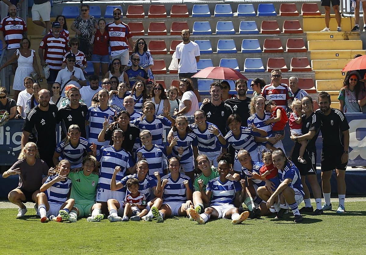 Foto de familia de equipo y cuerpo técnico tras el partido.