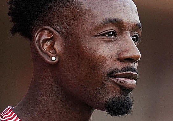 Mohamed Bouldini, sonriente durante la previa al partido.