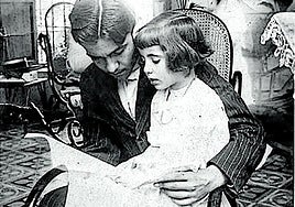 Federico leyendo con su hermana Isabel.