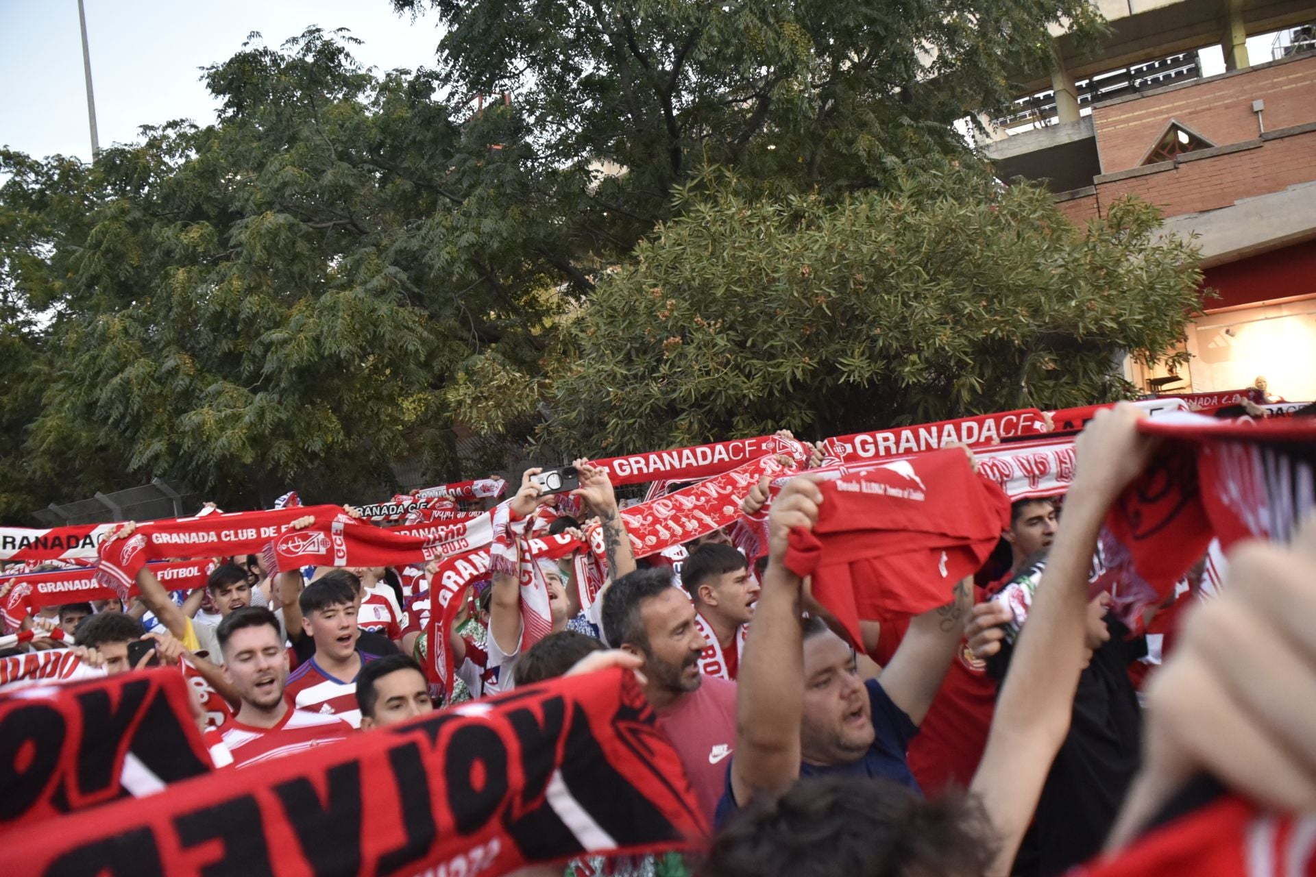 Las imágenes de la protesta de los aficionados del Granada