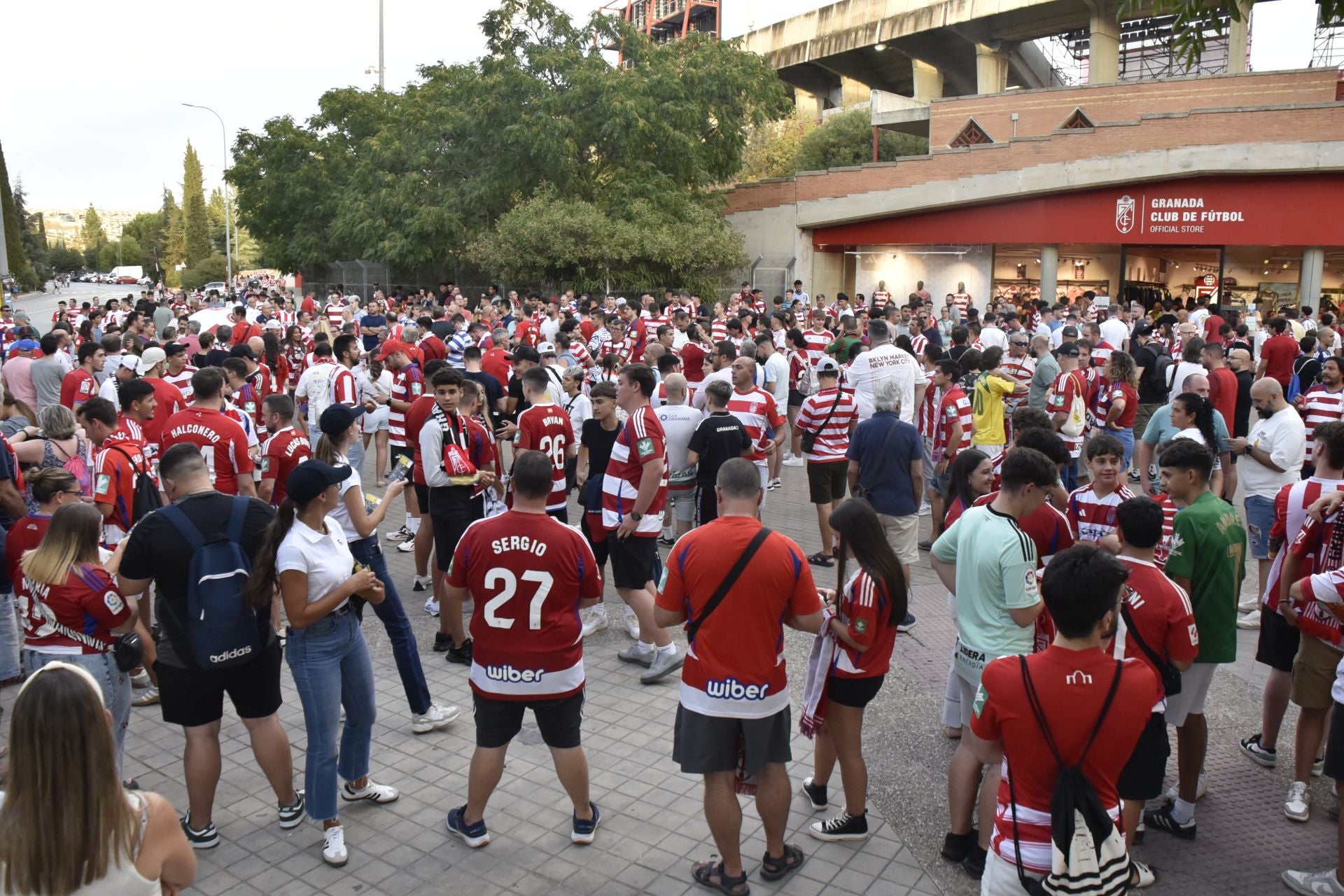 Las imágenes de la protesta de los aficionados del Granada