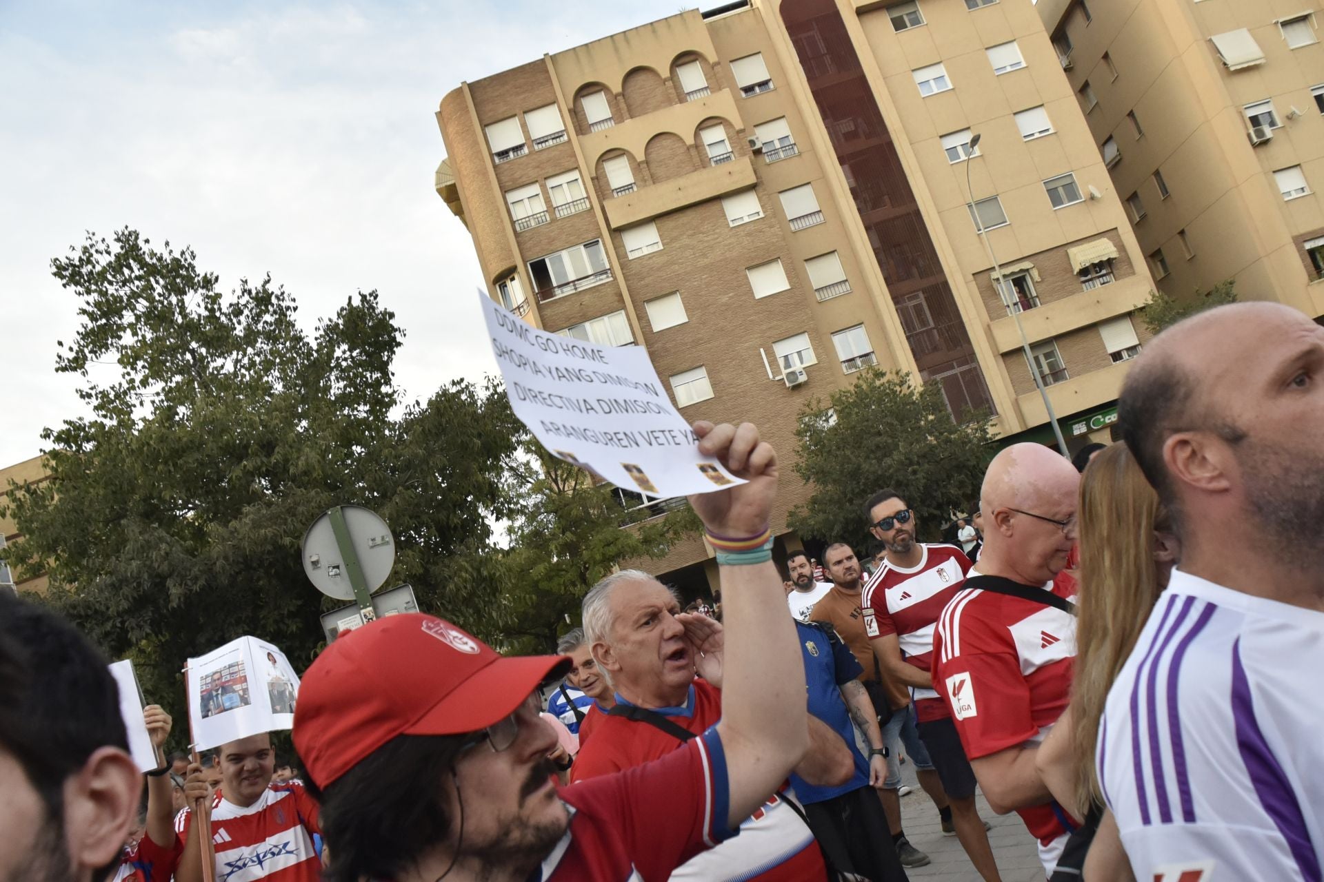 Las imágenes de la protesta de los aficionados del Granada