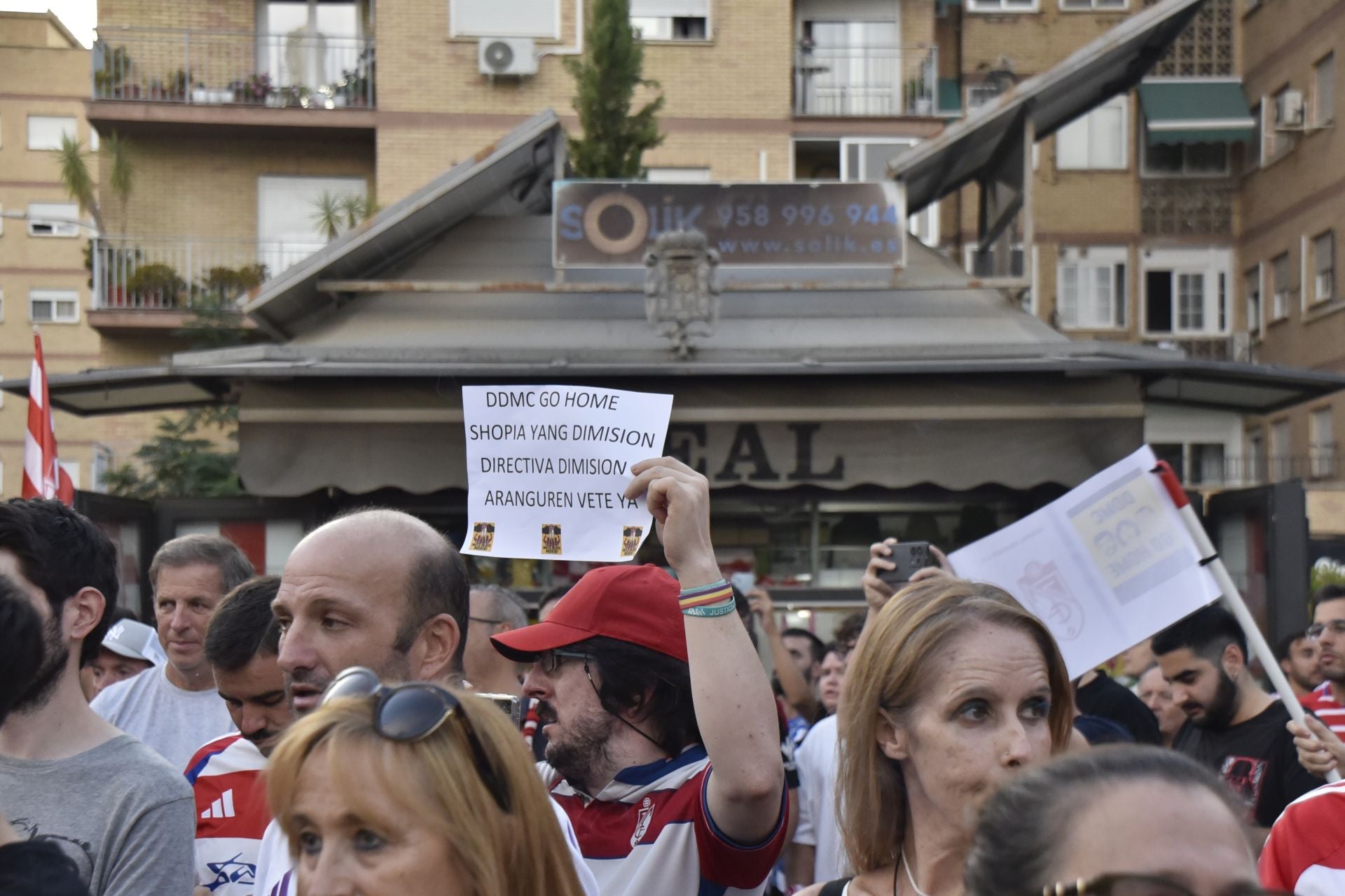 Las imágenes de la protesta de los aficionados del Granada