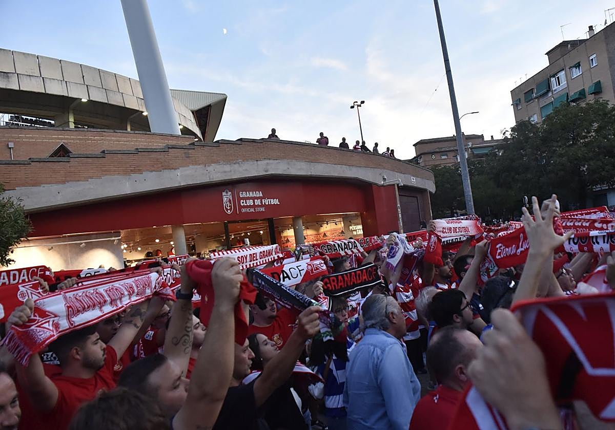 Las imágenes de la protesta de los aficionados del Granada