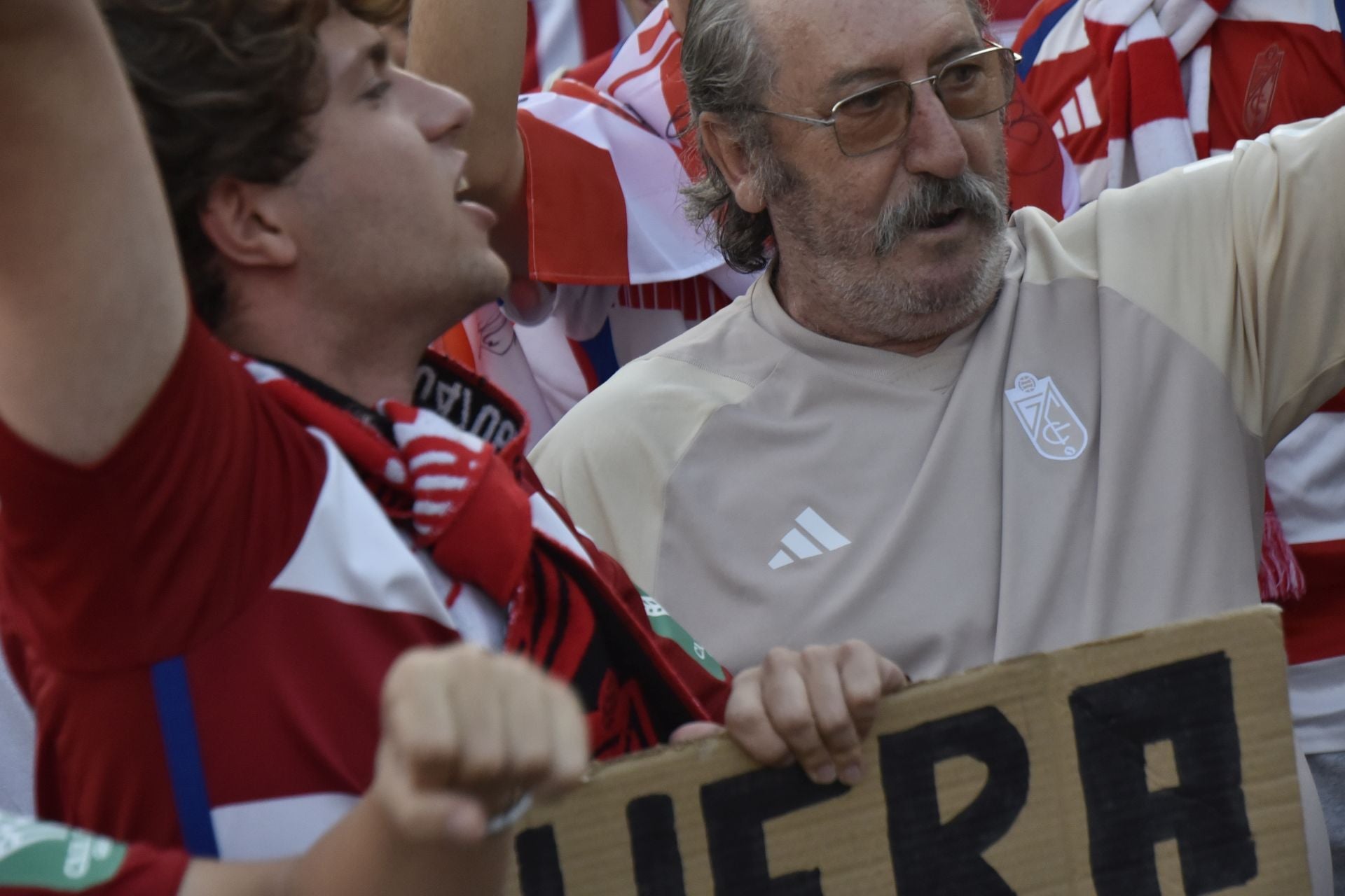 Las imágenes de la protesta de los aficionados del Granada