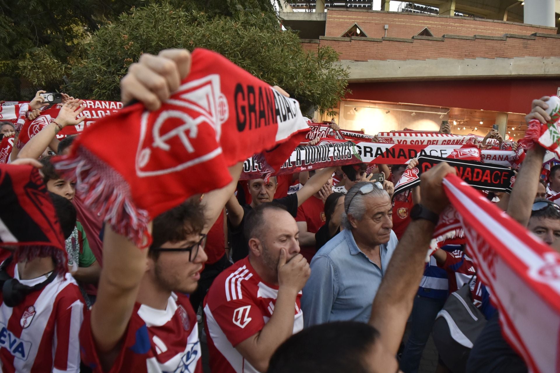 Las imágenes de la protesta de los aficionados del Granada