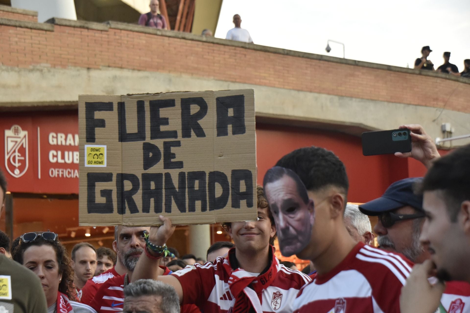 Las imágenes de la protesta de los aficionados del Granada