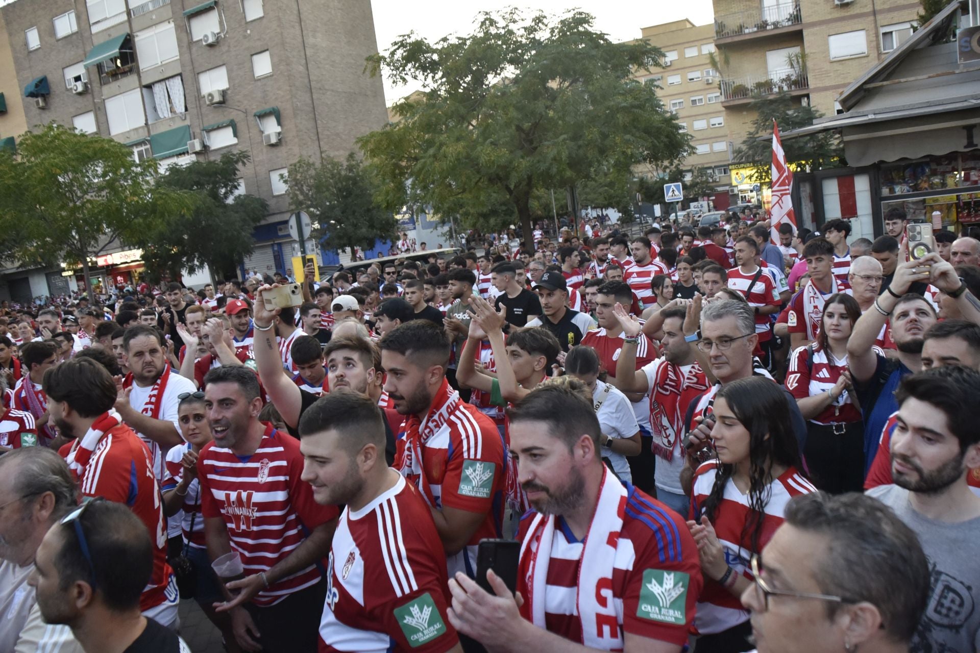 Las imágenes de la protesta de los aficionados del Granada