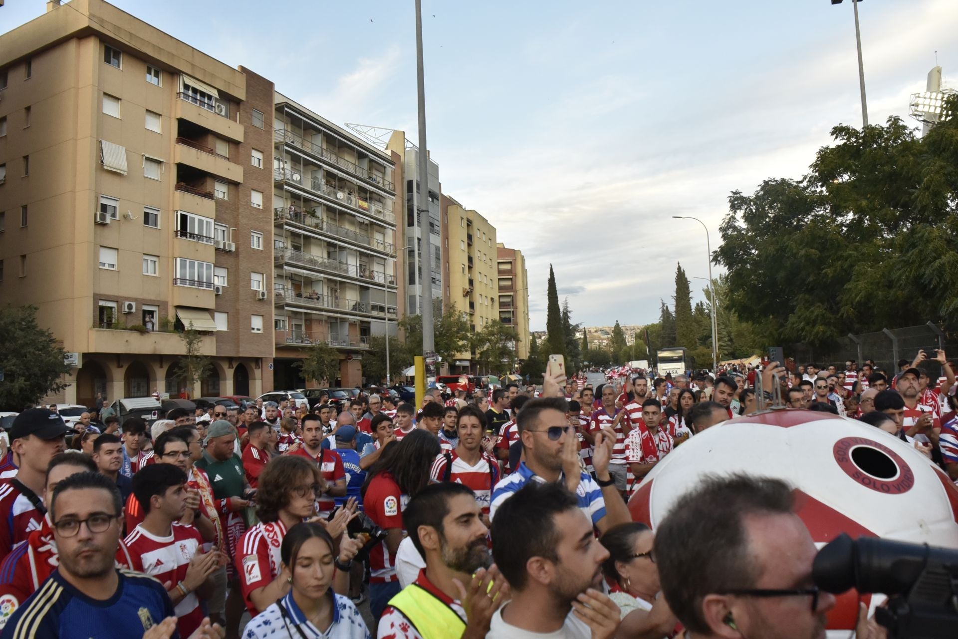 Las imágenes de la protesta de los aficionados del Granada