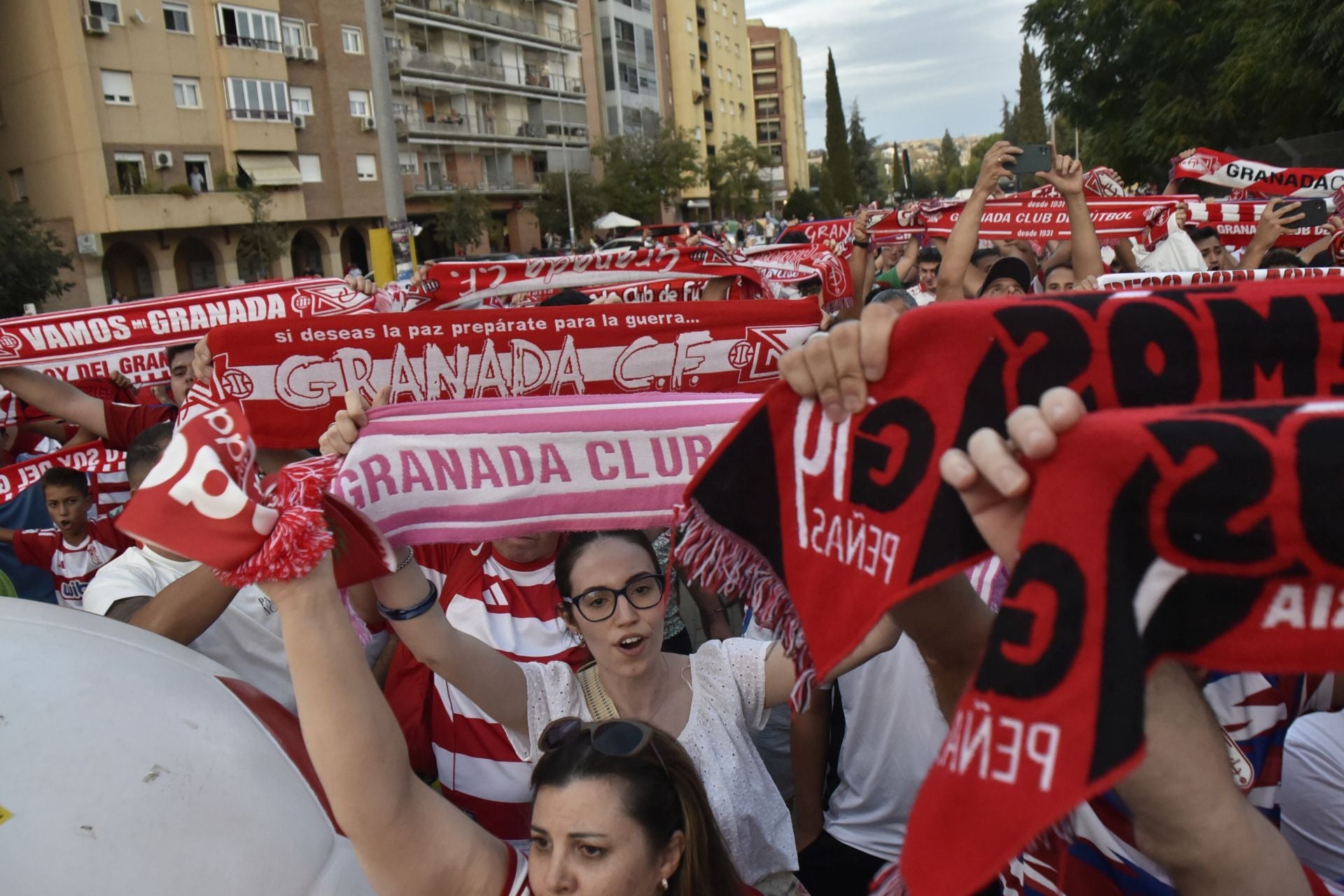 Las imágenes de la protesta de los aficionados del Granada